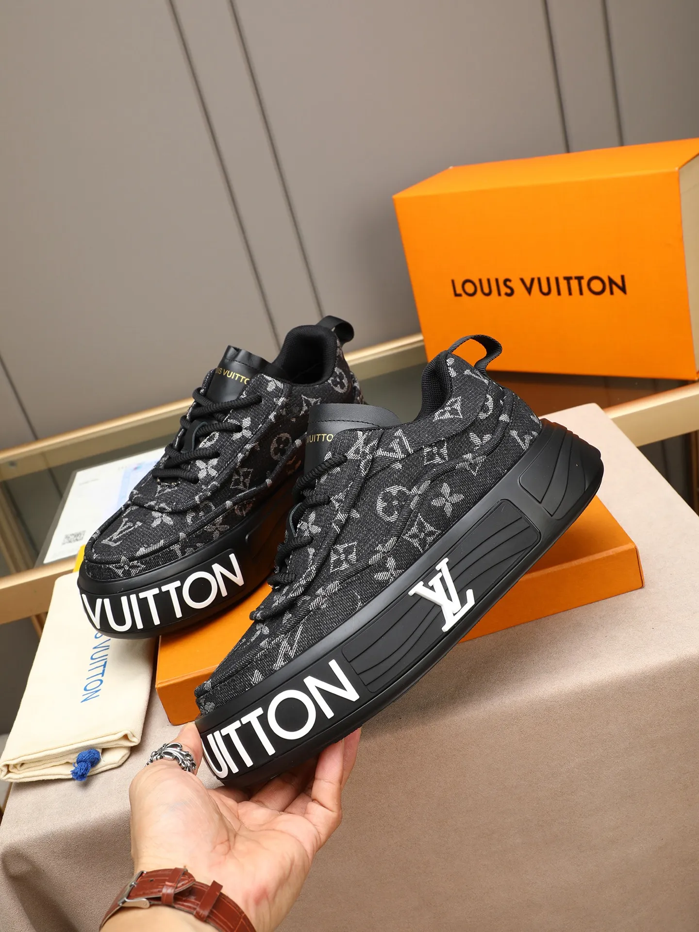 Men's shoes 💰560 LV are novel and fashionable, and the uppers are made of imported cowhide + LV special materials! Super trendy design! It’s eye-catching! The leather is soft, delicate, shiny and translucent, showing the ultimate in pure handcraftsmanship, and the mesh is soft, comfortable and breathable! Size: 39-44 (38 45 customized)